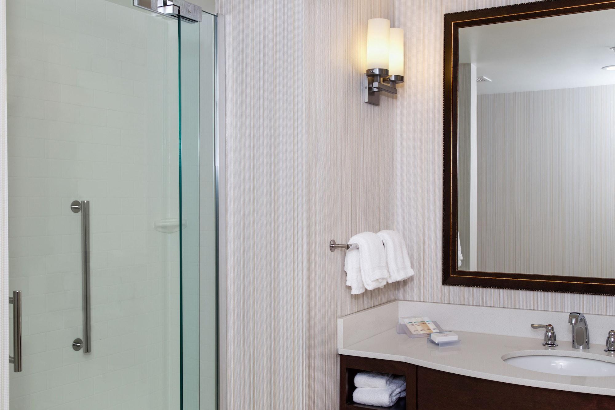 Hilton Garden Inn Burlington Downtown Экстерьер фото