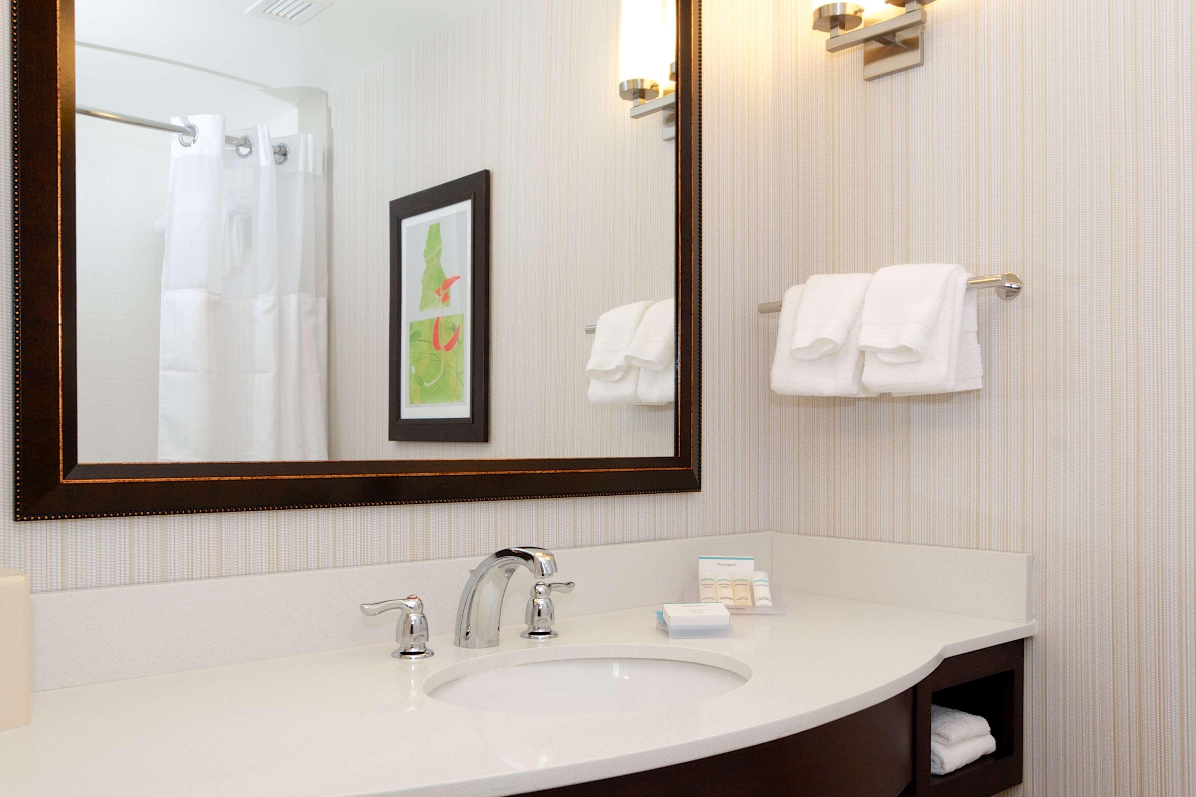 Hilton Garden Inn Burlington Downtown Экстерьер фото
