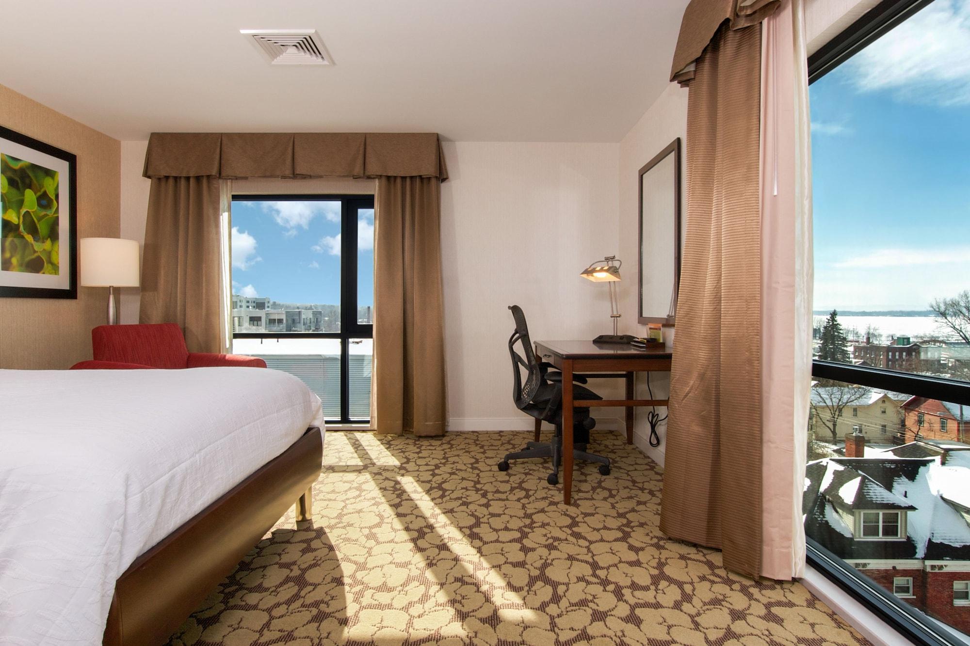 Hilton Garden Inn Burlington Downtown Экстерьер фото