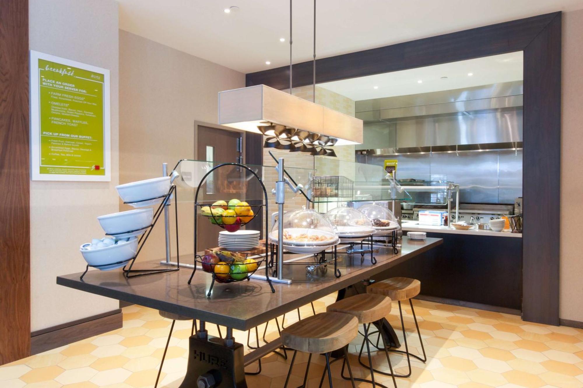 Hilton Garden Inn Burlington Downtown Экстерьер фото