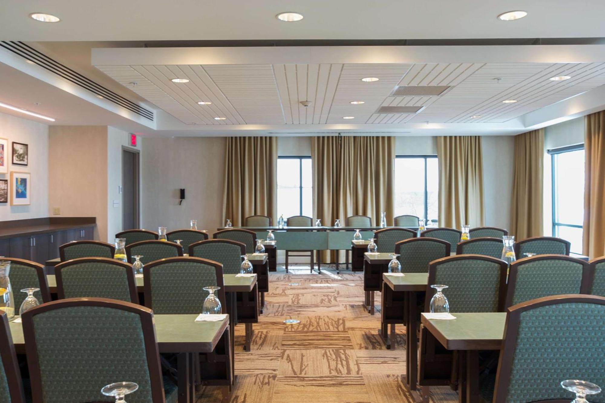 Hilton Garden Inn Burlington Downtown Экстерьер фото