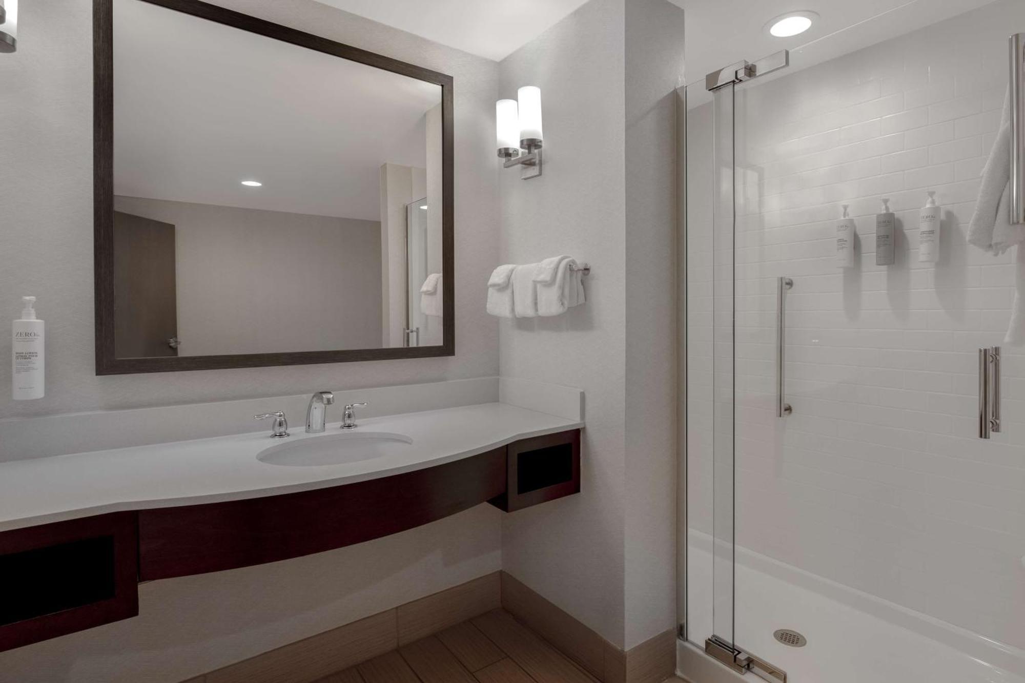 Hilton Garden Inn Burlington Downtown Экстерьер фото