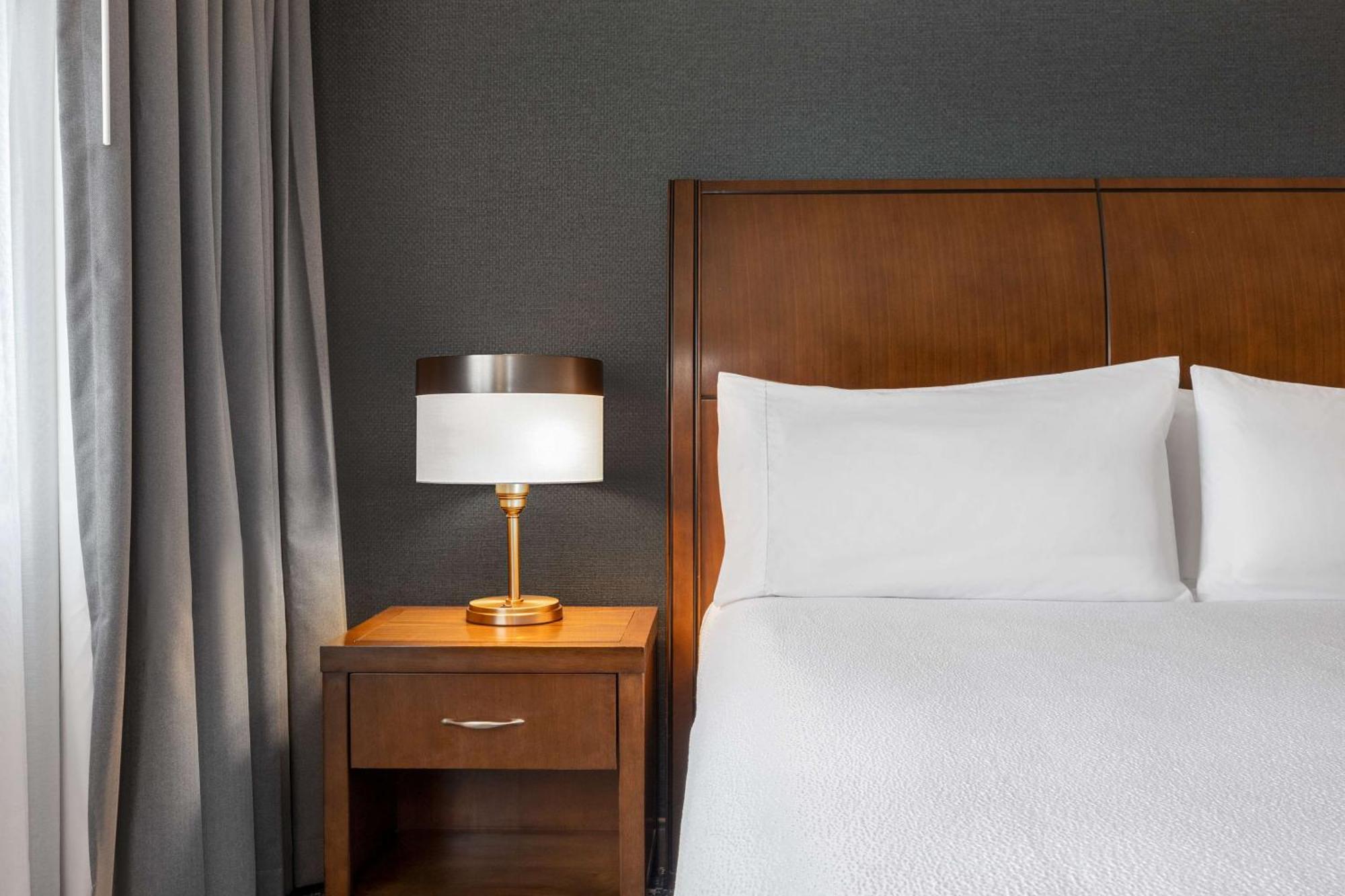 Hilton Garden Inn Burlington Downtown Экстерьер фото